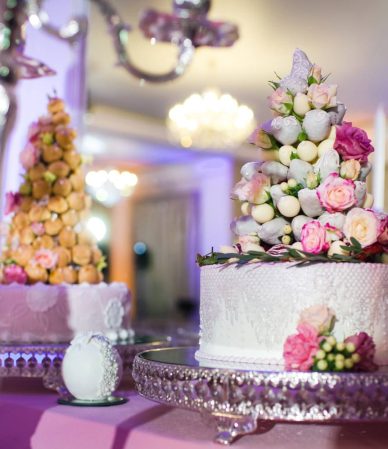 Idei de Torturi Elegante pentru Nunți 2025